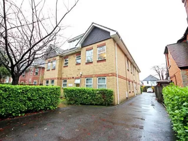 Unique 1 BA 2 bedroom flat for rent in Richmond Park Road, Bou.