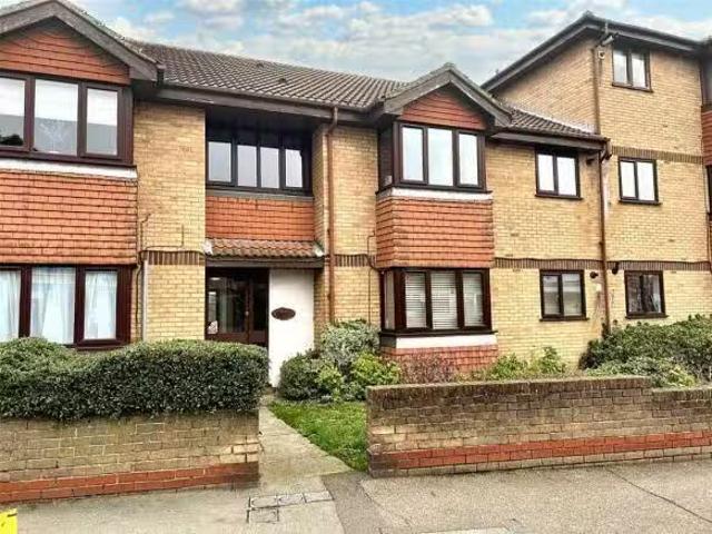 New 1 BA 2 bedroom flat for rent in The Chestnuts, Albert Road.