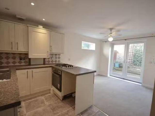 Cheap 1 BA 2 bedroom ground floor flat for rent in Purewell, C.