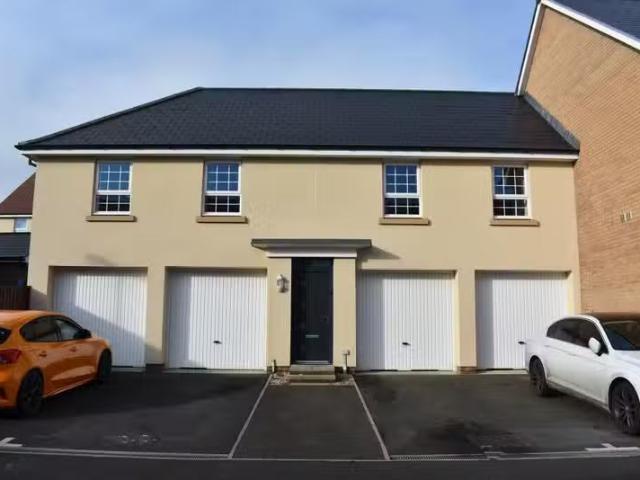 Just in! 1 BA 2 bedroom ground floor flat for rent in Wyndham.