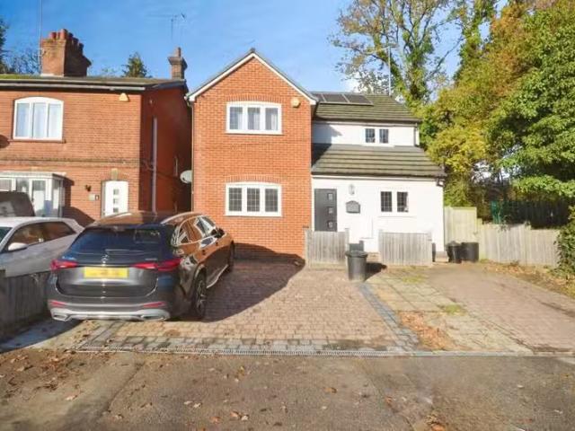 Cheap 1 BA 2 bedroom ground floor maisonette for rent in Alexa.