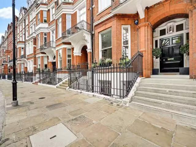 Nice 1 BA 2 bedroom property to let in Lennox Gardens, London.