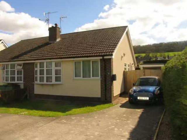 Cheap 1 BA 2 bedroom semi detached bungalow for rent in Knight.