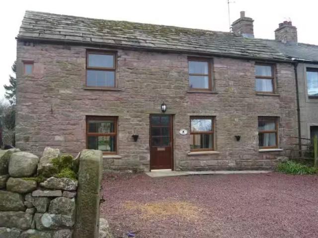 Cheap 1 BA 2 bedroom semi detached house for rent in Hawthorne.
