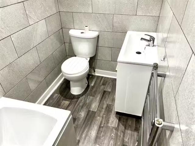 Cheap 1 BA 2 bedroom terraced house for rent in Manchester Roa.