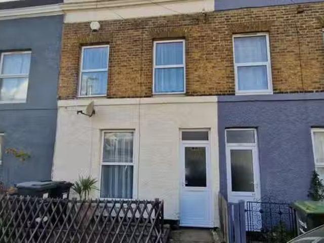 Just in! 1 BA 2 bedroom terraced house for rent in Cutmore Str.