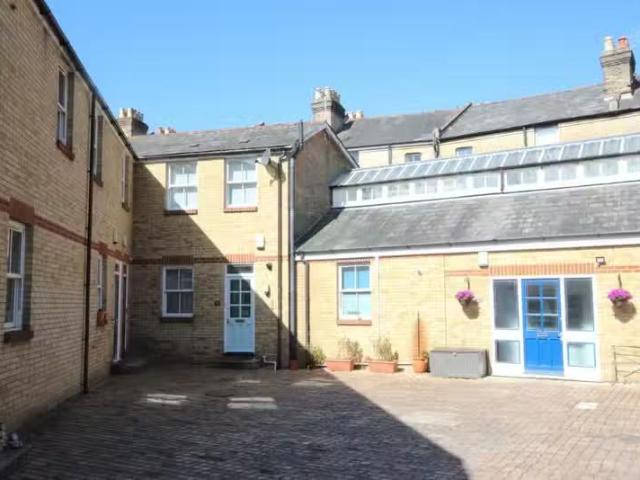 Deal! 1 BA 2 bedroom terraced house for rent in Seamoor Road.