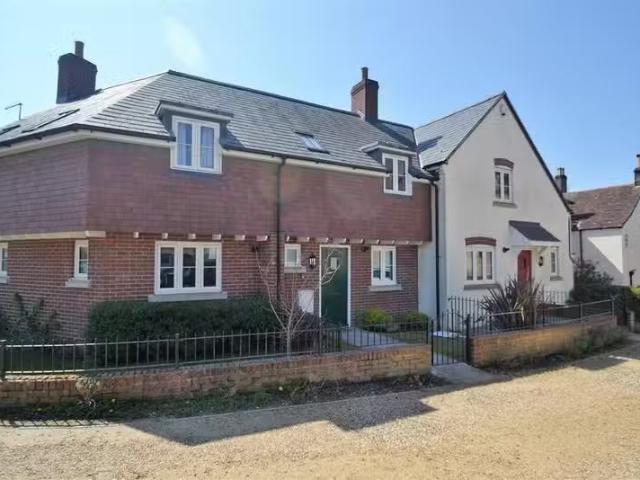 Cozy 1 BA 2 bedroom terraced house for rent in Woodstock Lane.