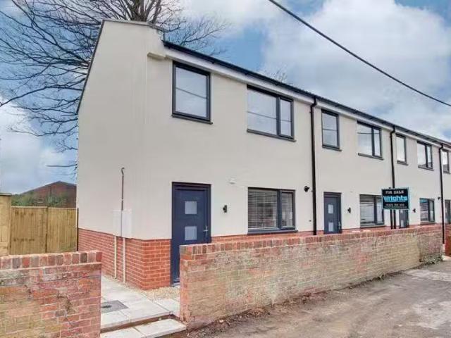 Unique 1 BA 2 bedroom terraced house for rent in York Building.