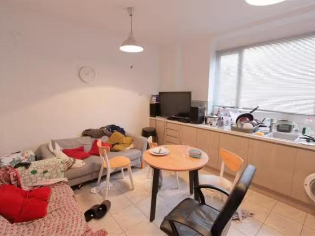 Charming 1 BA 4 bedroom flat for rent in Kellaway Avenue, Bris.