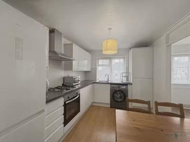Charming 1 BA 4 bedroom flat for rent in High Street, West Wic.