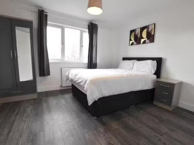Just in! 1 BA 4 bedroom house share for rent in Ajax Court, Sp.