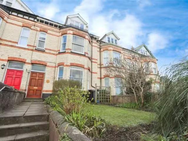 Cheap 1 BA 5 bedroom house for rent in Abbotsham Road, Bidefor.