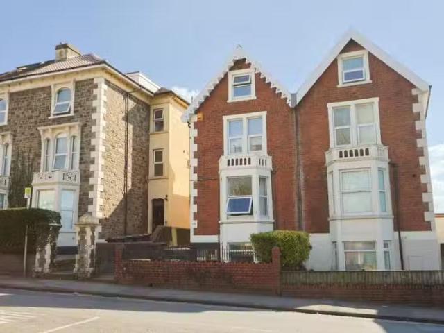 Deal! 1 BA 5 bedroom semi detached house for rent in a Church.