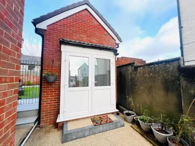 Unique 1 BA Studio flat for rent in Carlton Road South, Weymou.