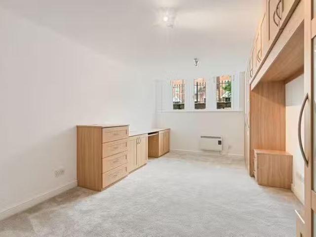 Nice 1 bedroom apartment for rent in The School House, School.
