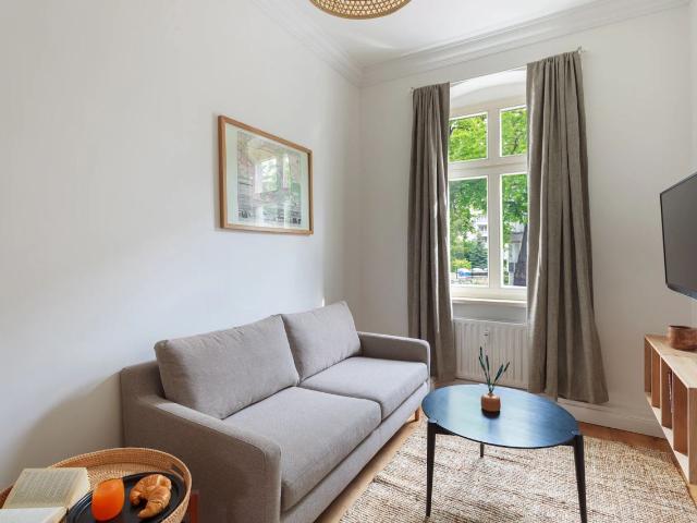 Cozy 1 Bedroom Apartment with New Wooden Floor, Berlin Amsterdam Apartments for Rent