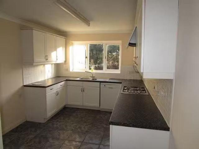 Cheap 1 bedroom detached house for rent in Hill Court, Bridgen.