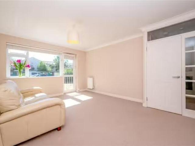 Deal! 1 bedroom flat for rent in Cumberland Court, Carlisle Av.