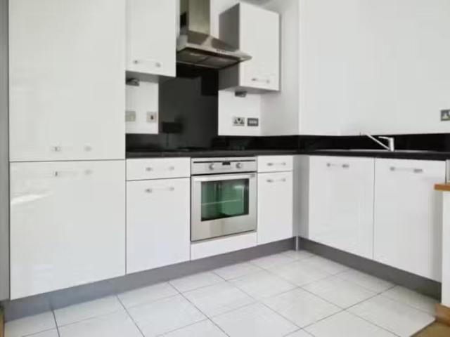 Deal! 1 bedroom flat for rent in Salts Mill Road, Shipley, Bra.