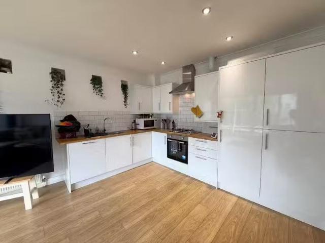Charming 1 bedroom flat for rent in Snowdon Road, Westbourne.