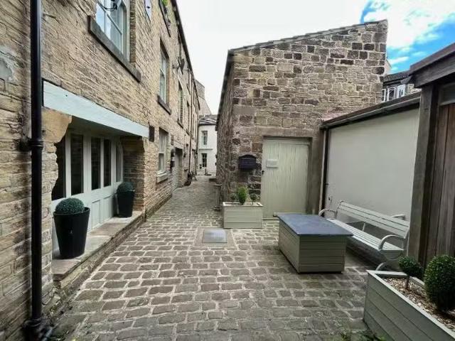 New 1 bedroom ground floor flat for rent in Albert Yard, Keigh.