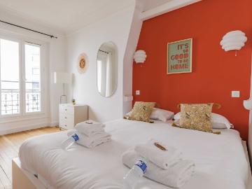 Cozy 1 Bedroom Haven: 42m² Apartment on the 4th Floor, Paris Amsterdam Apartments for Rent