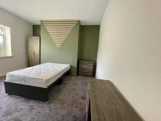 Rental! 1 bedroom house for rent in Woodland Road, Birkenhead.