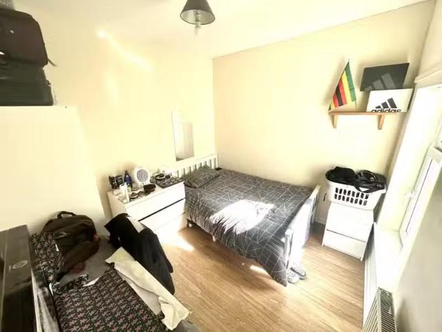 For Rent! 1 bedroom house share for rent in Brook Street, Tref.