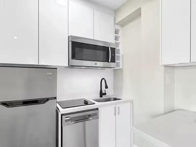 For Rent! 1 BR 0020 166 Eastbourne Avenue