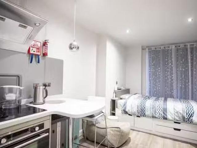 Rental! 1 BR 12 16 De Montfort Street Premier Studio