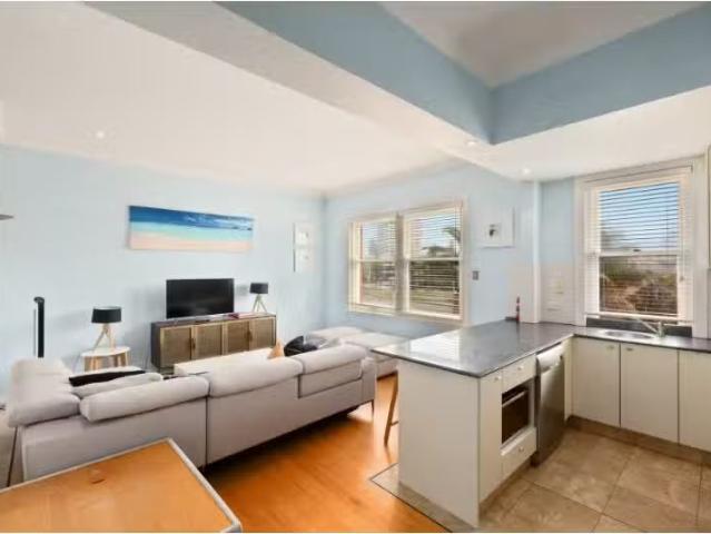 Unique 1 BR 2/2 Greycliffe Street, Queenscliff Apartment for r.