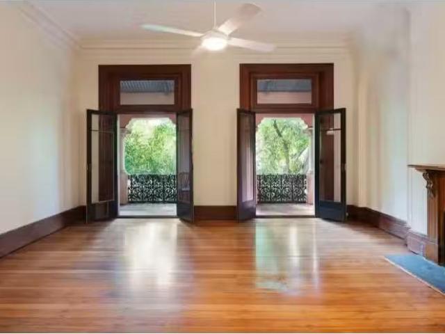 Cheap 1 BR 3/7 Kellet Street, Potts Point Apartment for rent.