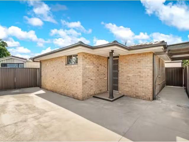 Cheap 1 BR 605 Cabramatta Road, Cabramatta West House for rent.