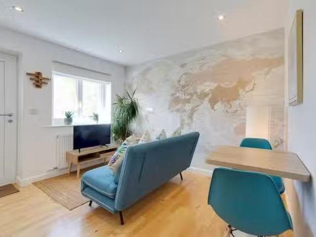 Charming 1 BR Byron Square