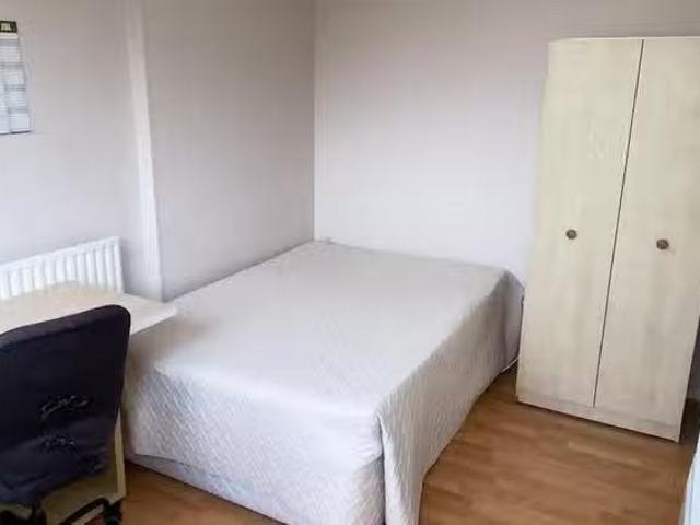 Nice 1 BR Finborough Road, London