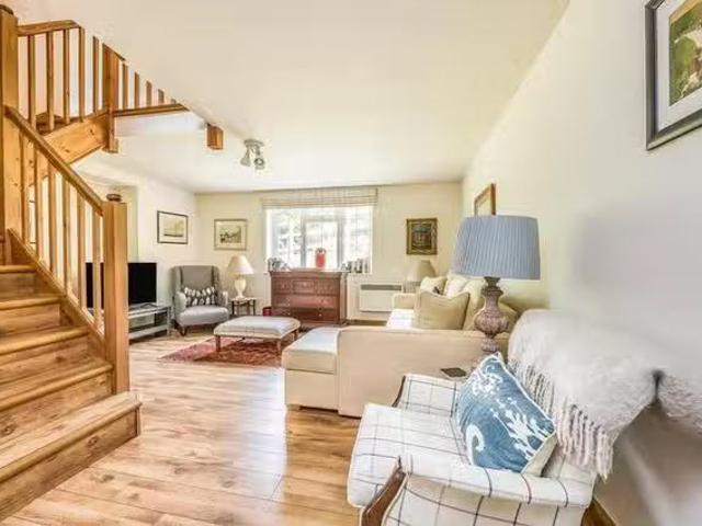 Just in! 1 BR Oaklands Lane