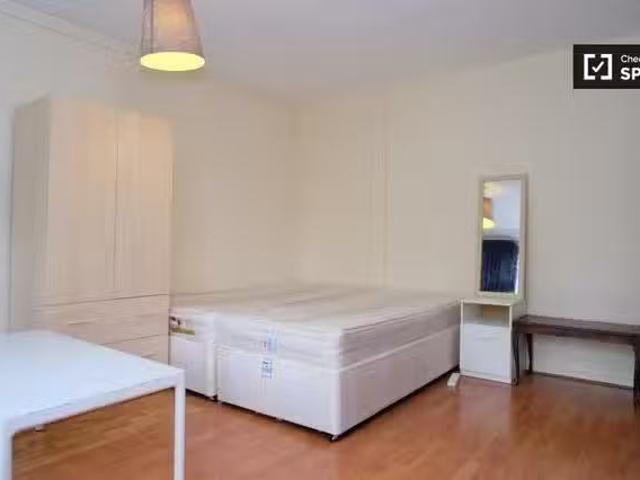 Cheap 1 BR Spacious room in 3 bedroom apartment, Westminster.