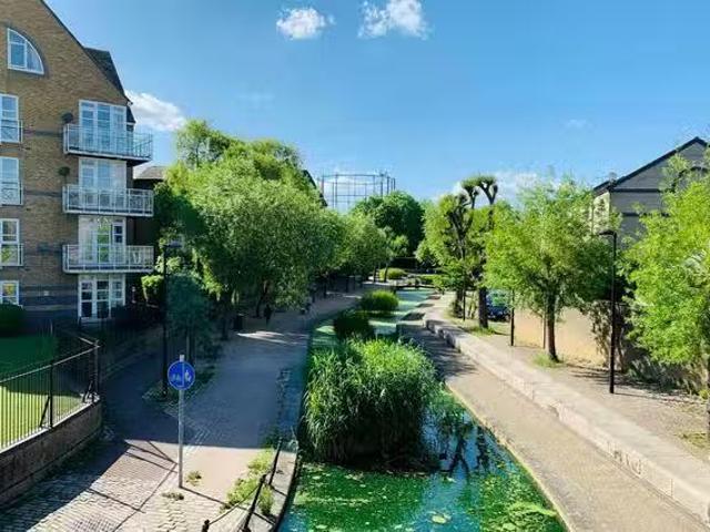 Nice 1 BR Poolmans Street, London