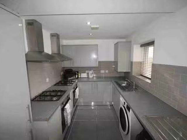 Charming 1 Room 37 Cotswold Street, L7 6 Beds 3 Baths