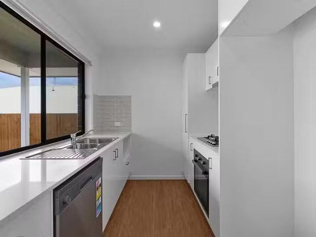 Charming 1A/5 Spruce Street, Loganlea, QLD 4131