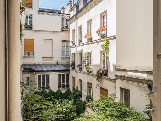 Cozy 1BR Apartment with AC in the Heart of the Marais, Paris Amsterdam Apartments for Rent