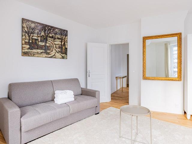 Cozy 1BR Apartment with AC near Rue Léon Frot, Paris Amsterdam Apartments for Rent