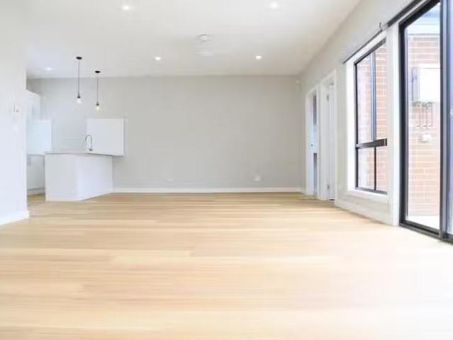 Just in! 2/44 Arena Avenue, Roxburgh Park, VIC 3064