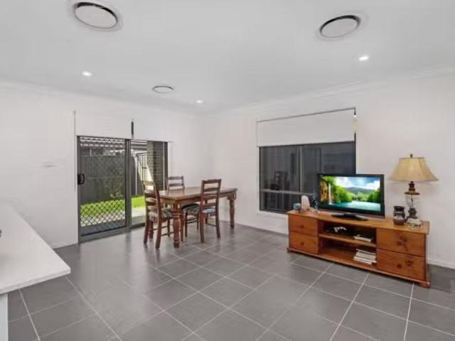 Cozy 2/45 Sandridge Street, Thornton House for rent Listed by.