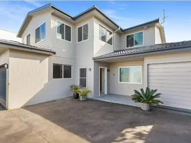 Charming 24 North Scenic Road, Forresters Beach House for rent.