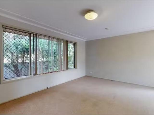Nice 2/4 Lowe Street, Hamilton South House for rent Listed by.