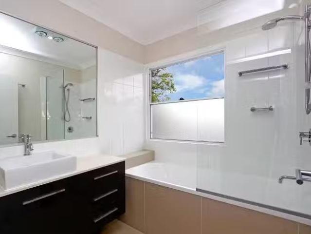Unique 2/53 Fleurs Street, Woolloongabba, QLD 4102