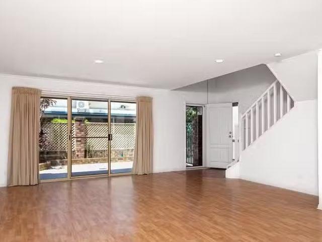 Rental! 2/55 Eugaree Street, Southport, QLD 4215
