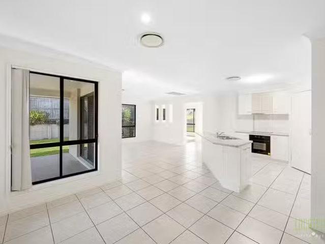Just in! 25 Woodland Court, Kirkwood, QLD 4680